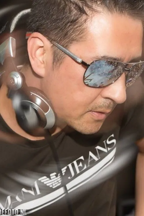 Pila interpretando a DJ Pila