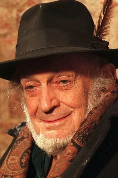 Piotr Skrzynecki interpretando a Uncle Fülöp