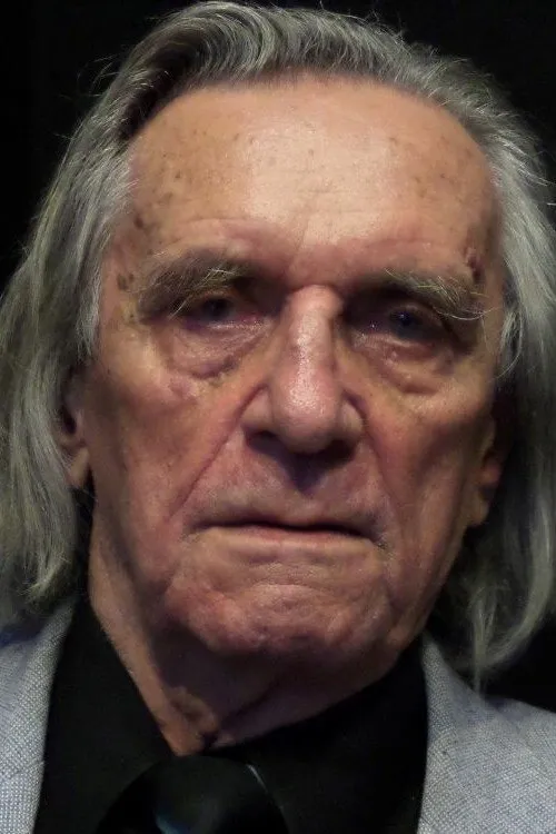 Piotr Wysocki interpretando a Dr. Benglow