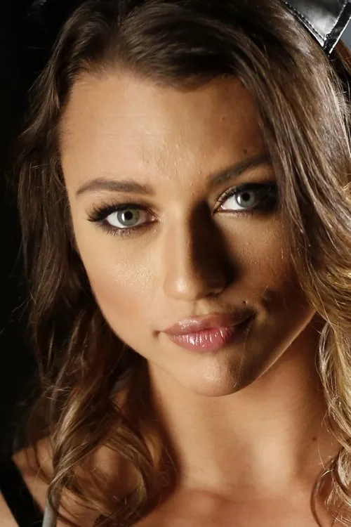 Piper Cox interpretando a