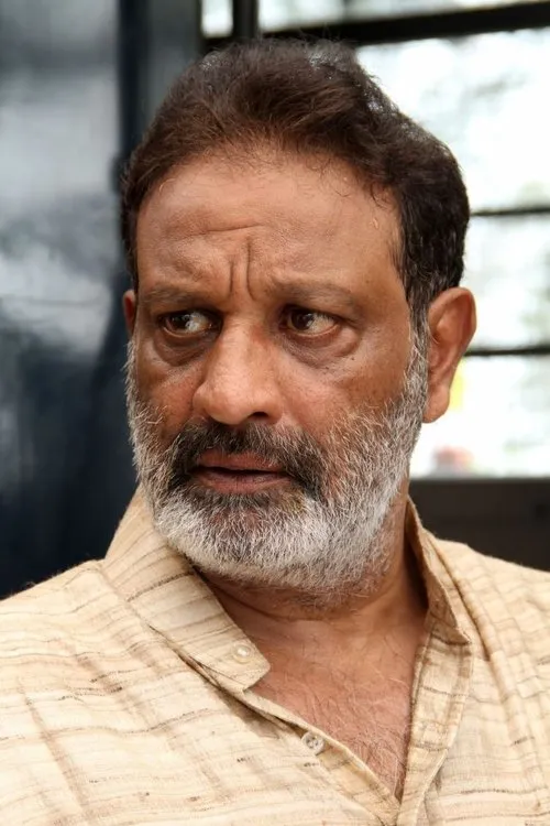 Pithamagan Mahadevan interpretando a Adaikalam