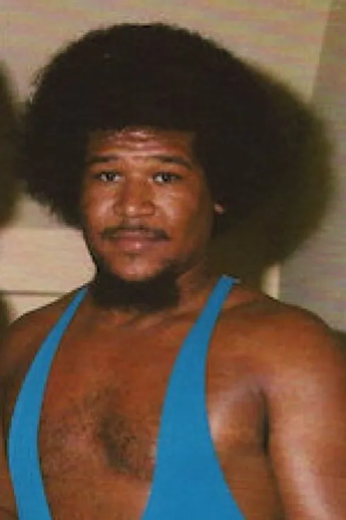 Plasse Conway Jr. interpretando a Tiger Conway Jr.