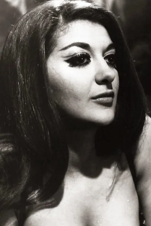 Pochi Grey interpretando a