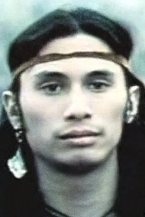 Poco Allen interpretando a