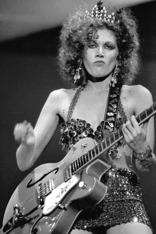 Poison Ivy interpretando a 