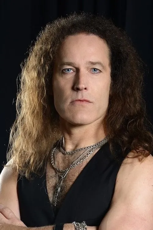 Pontus Egberg interpretando a Bass