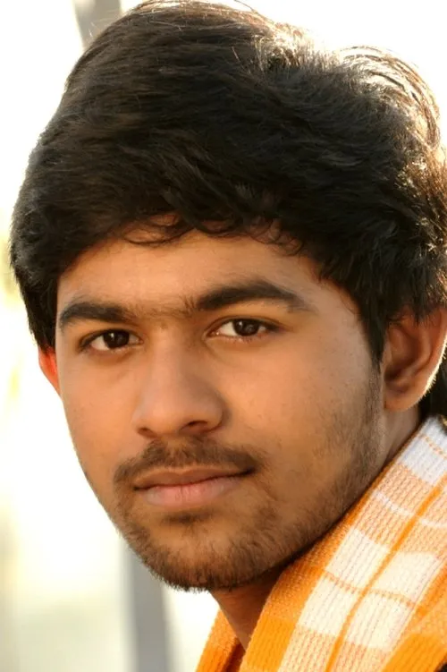 Poovarasan interpretando a 