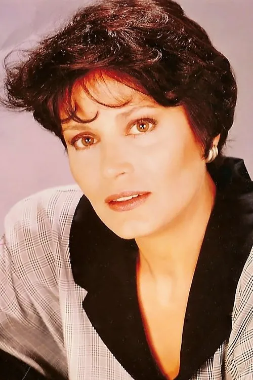 Popi Asteriadi interpretando a 