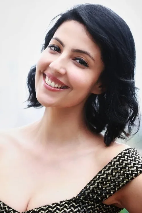 Poppy Jabbal interpretando a 