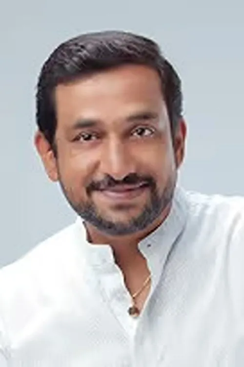 Prasad Oak interpretando a Ravindra