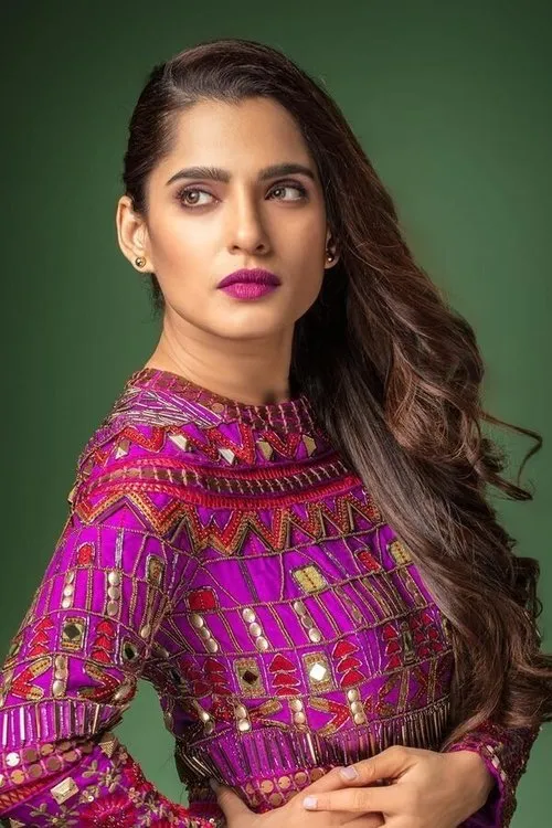 Mahesh Manjrekar ha trabajado con Priya Bapat en 2 ocasiones