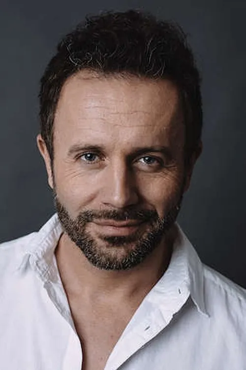 Przemysław Cypryański interpretando a lieutenant Zdzislaw Kregielski