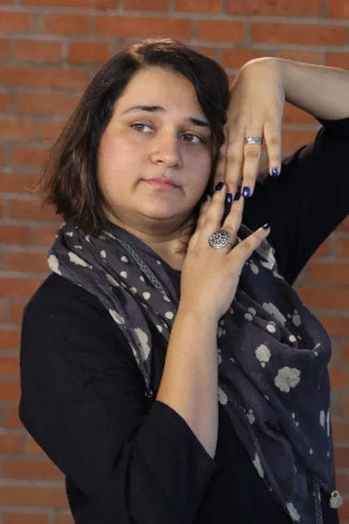 Puja Sarup interpretando a Pooja Swaroop