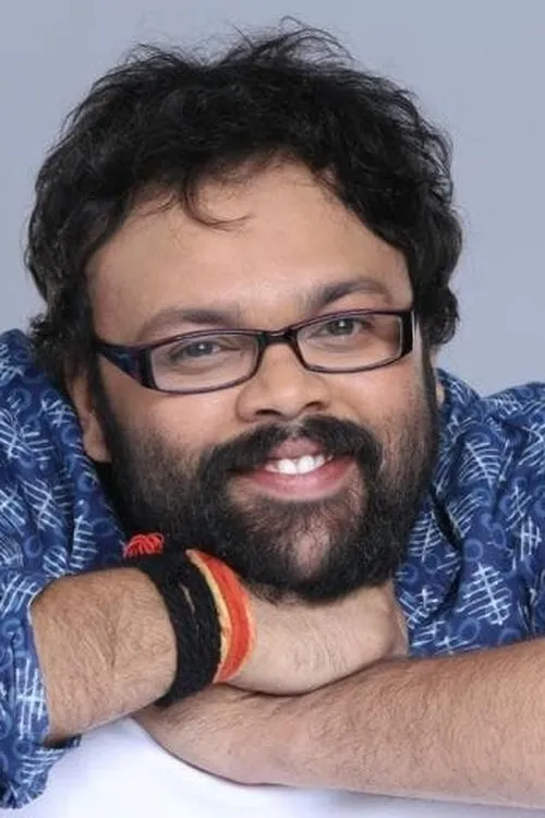 Pushkaraj Chirputkar interpretando a Pradyumn Adhikari