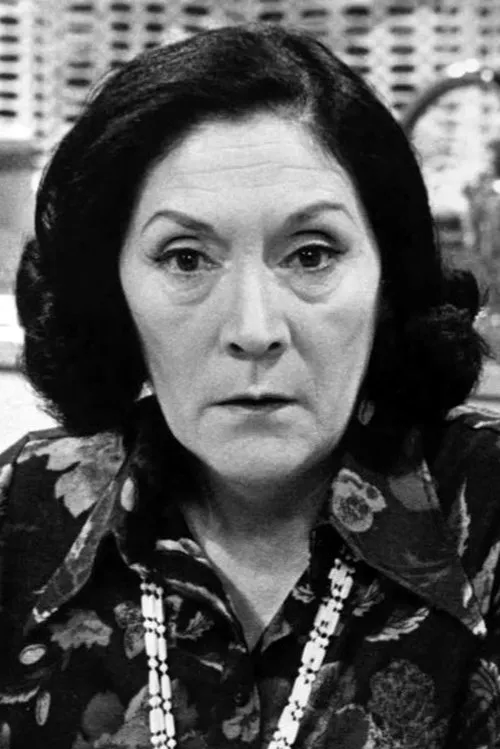 Queenie Watts interpretando a Mrs. Briggs