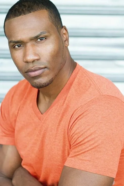 Quincy Chad interpretando a Officer Williams