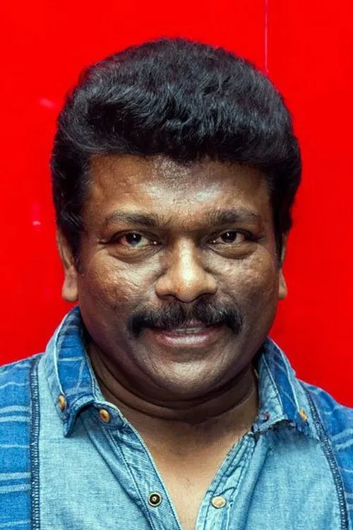 R. Parthiban interpretando a Chinna Pazhuvettarayar