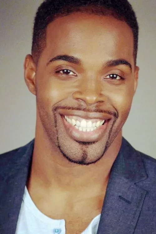 Rabon Hutcherson interpretando a Greg Roman