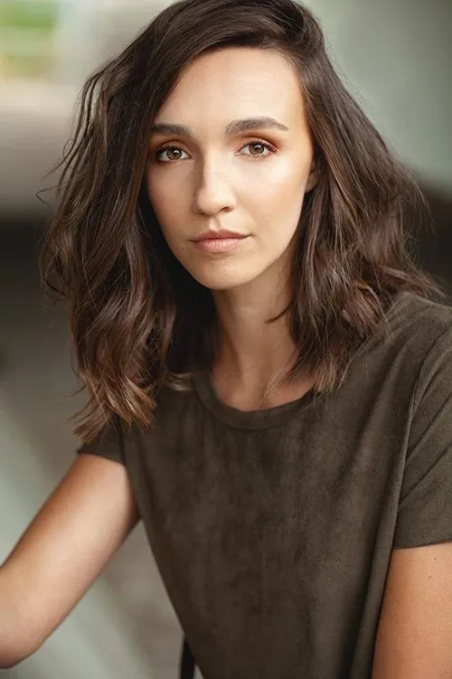 Rachael Kathryn Bell interpretando a 