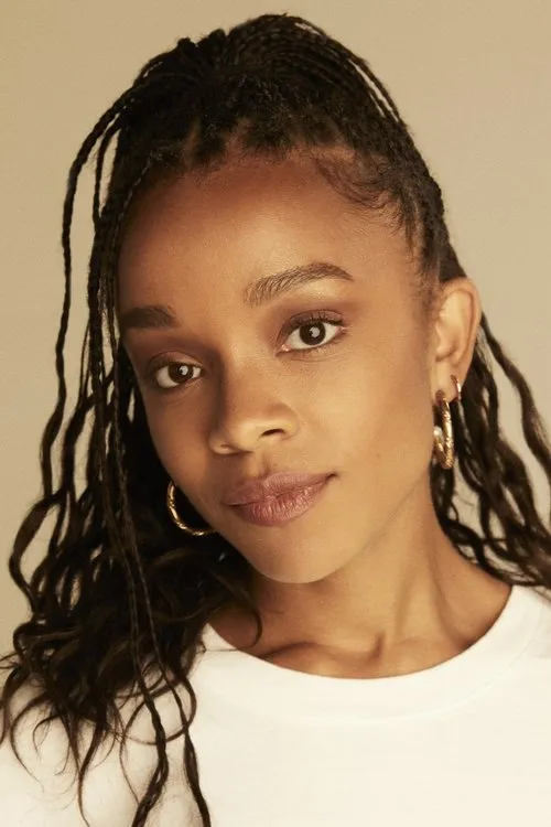 Rachel Hilson interpretando a Cass Morris