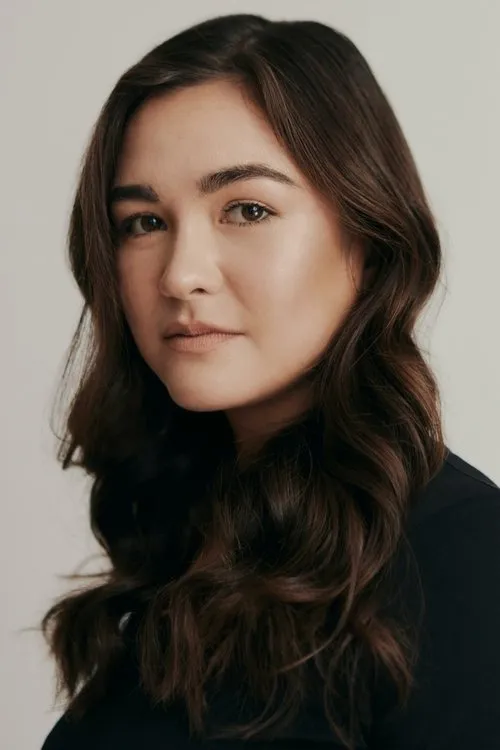 Rachel Michiko Whitney interpretando a Laura Pell