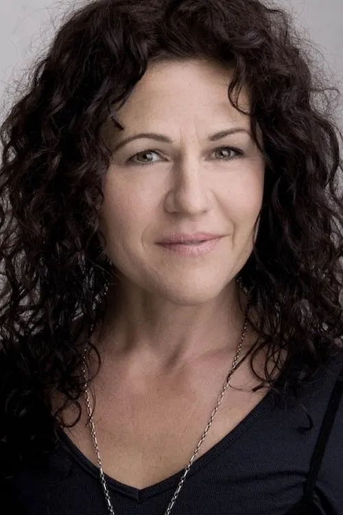 Rachel Nash interpretando a Evelyn