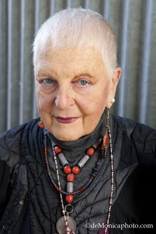 Rachel Rosenthal interpretando a 