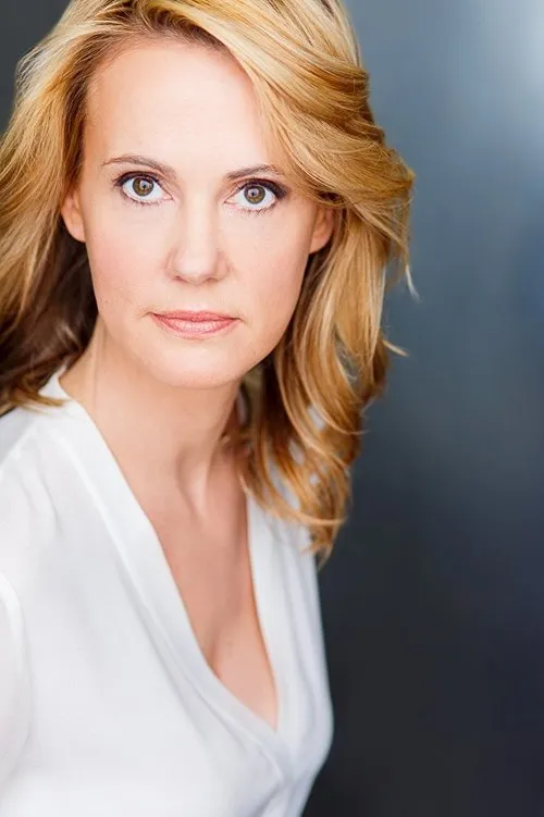 Rachel Sledd interpretando a Frankie