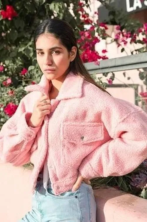 Radhika Seth — personaje: Nia