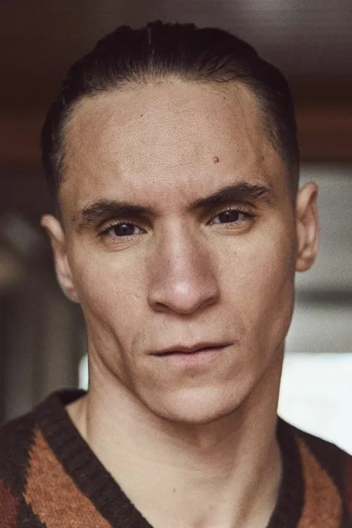 Radouan Leflahi interpretando a Djibril