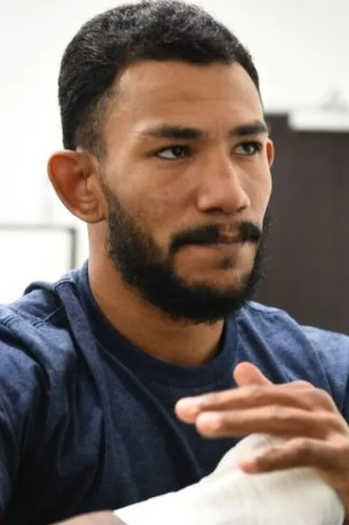 Rafael Alves interpretando a Self