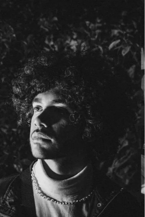 Rafael Bicalho interpretando a Rafa Bicalho