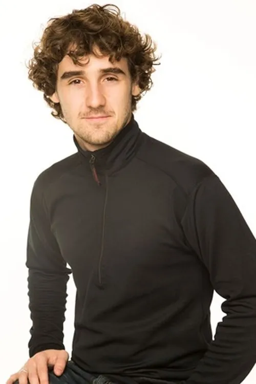 Rafael Ciani interpretando a Macarrão