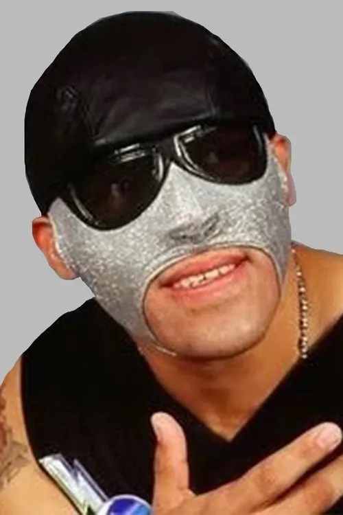 Rafael Garcia interpretando a Super Calo