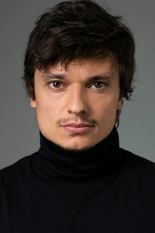 Rafael Lozano interpretando a Lucas