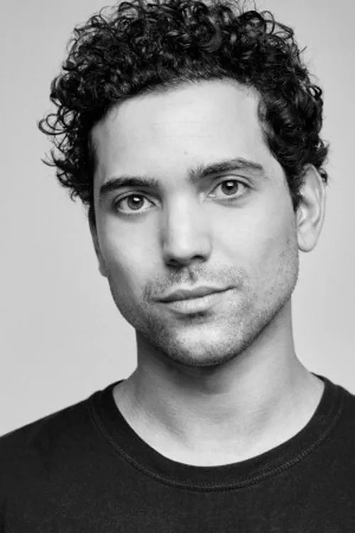 Rafael Morais interpretando a Alex