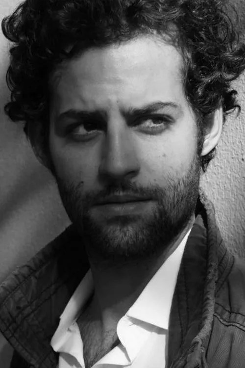 Rafael Naves interpretando a Almir