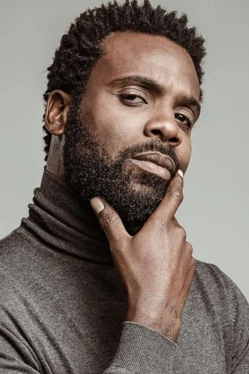 Rafael Zulu interpretando a Rogério