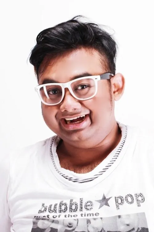 Rafi Cinoun interpretando a Alex