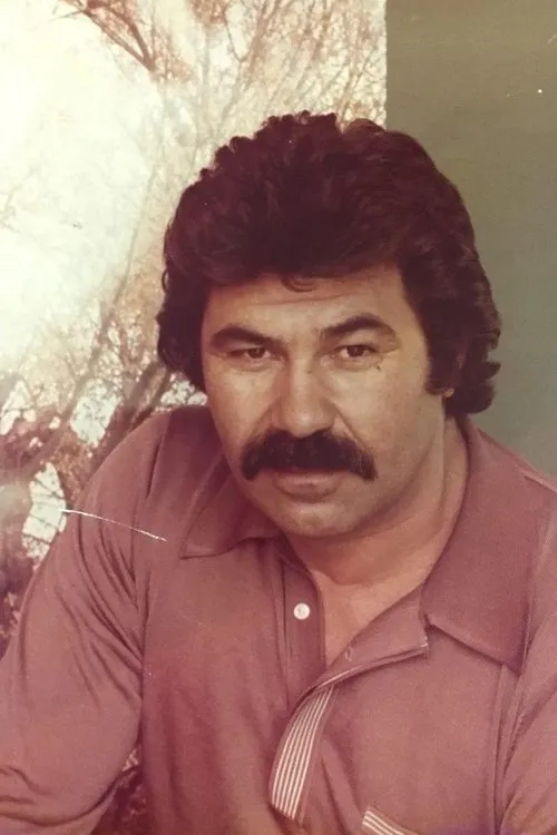 Rafi Madadkar interpretando a