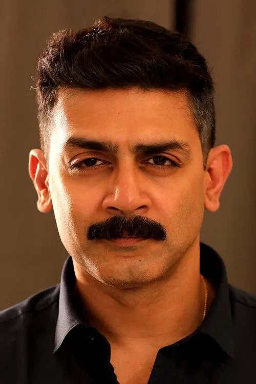 Raghu Mukherjee interpretando a Raghu