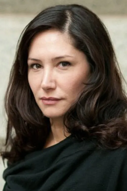 Rahaleh Nassri interpretando a Hélène