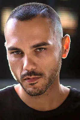 Ensi ha trabajado con Raige en 1 ocasiones