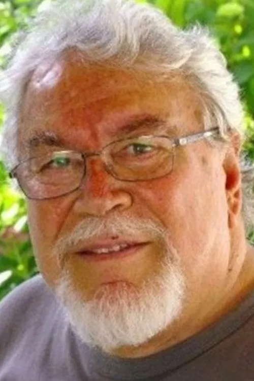 Raik Alnıaçık interpretando a 