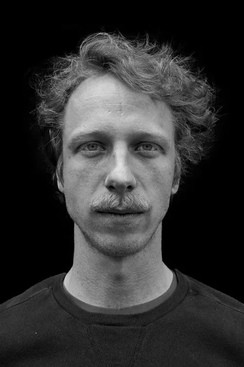 Raimund Widra interpretando a Young man on the street