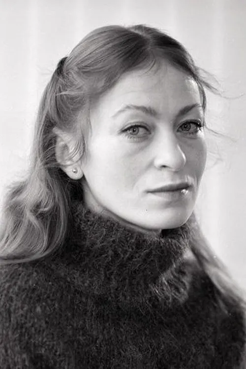 Raine Loo interpretando a Mare Nurk / Grandma