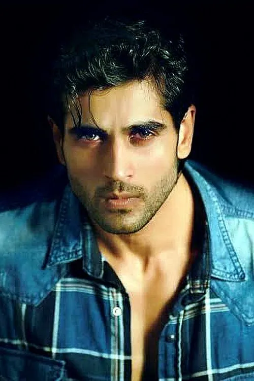 Vasanth Ravi ha trabajado con Rajeev Pillai en 1 ocasiones