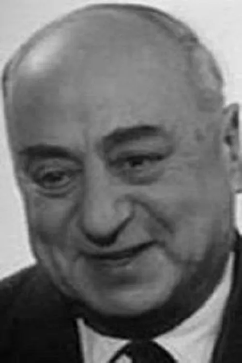 Rallis Angelidis interpretando a