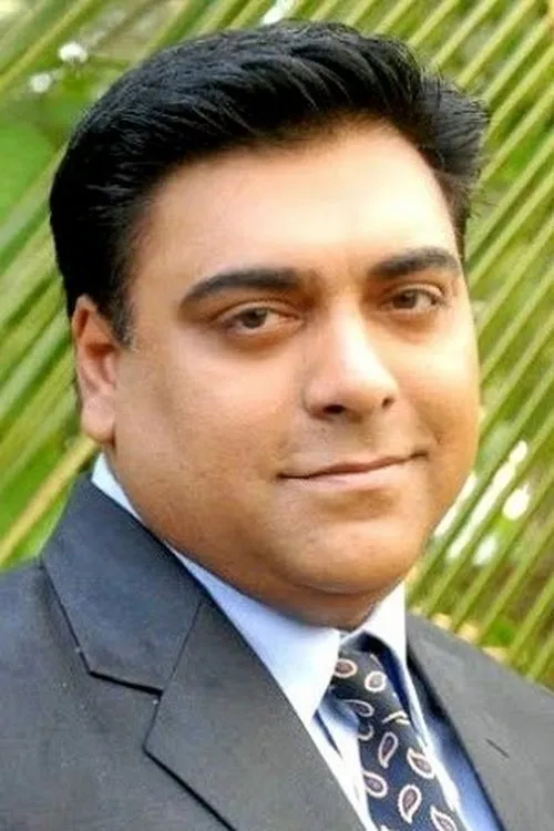 Ram Kapoor interpretando a Mamaji