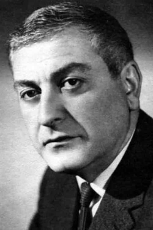 Ramaz Chkhikvadze interpretando a Grandfather Georgi